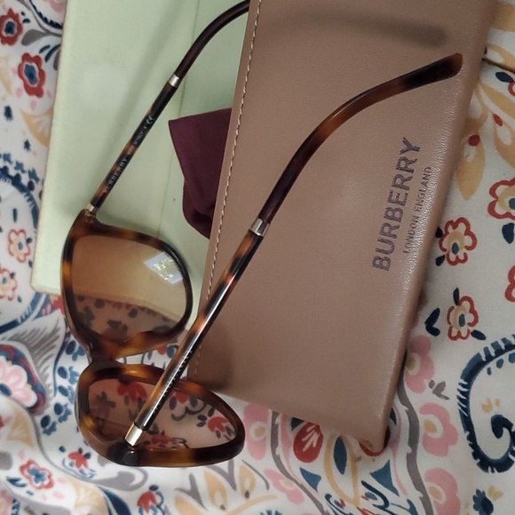 Burberry sunglasses - Picture 3 of 5
